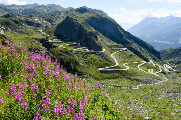 聖ゴッタルド峠につながる tremola の古い道 - switzerland european alps ticino canton scenics ストックフォトと画像