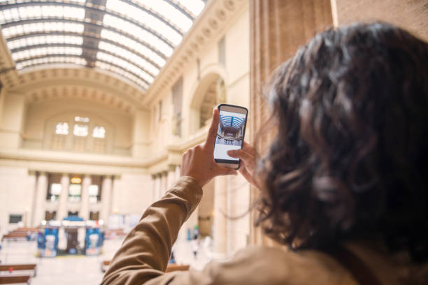 ダウンタウンの写真を撮る千年の女性米国中西部シカゴ建築 - union station chicago ストックフォトと画像