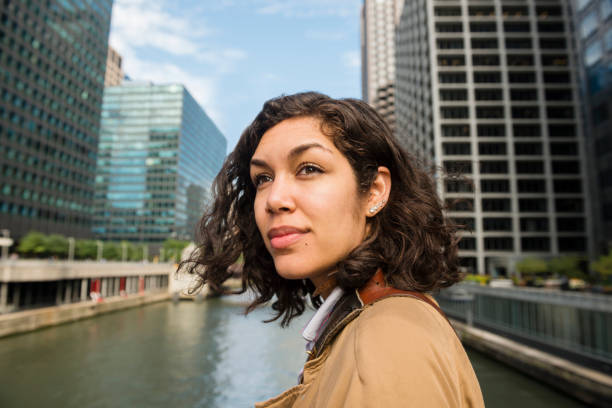 uśmiechnięta portorykańska millennial woman na downtown chicago loop bridge - chicago illinois chicago river bridge zdjęcia i obrazy z banku zdjęć