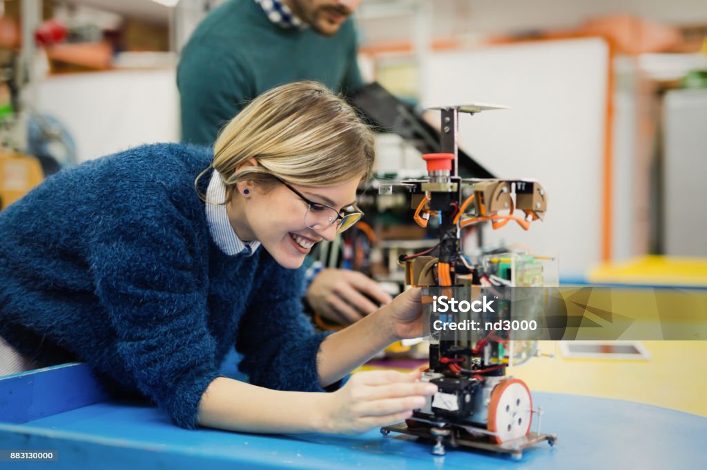 Giovane ingegnere donna che lavora al progetto di robotica - Foto stock royalty-free di Ingegnere