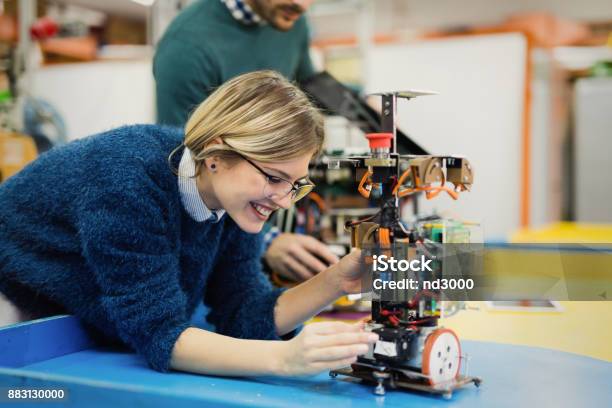 Giovane Ingegnere Donna Che Lavora Al Progetto Di Robotica - Fotografie stock e altre immagini di Ingegnere