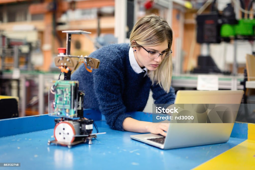 Junge Frau Ingenieur an Roboterprojekt arbeiten - Lizenzfrei Ingenieur Stock-Foto