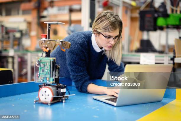 Junge Frau Ingenieur An Roboterprojekt Arbeiten Stockfoto und mehr Bilder von Ingenieur - Ingenieur, Lernender, Universität