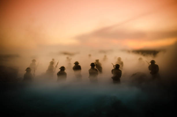 konzept des krieges. militärische silhouetten kampfszene auf krieg nebel himmel hintergrund, weltkrieg soldaten silhouetten unter bewölkten skyline bei nacht. angriff-szene. gepanzerte fahrzeuge. panzer schlacht - battlefield stock-fotos und bilder