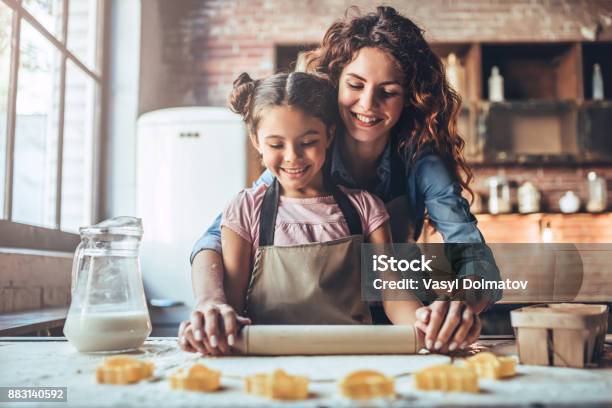 Photo libre de droit de Maman Avec Une Fille Dans La Cuisine banque d'images et plus d'images libres de droit de Cuisiner - Cuisiner, Mère, Biscuit