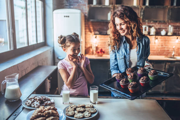 mom with daughter on kitchen. - glasses child cute offspring imagens e fotografias de stock