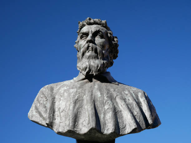 istock Bust of Benvenuto Cellini on the Ponte Vecchio, Florence, Italy 883146830