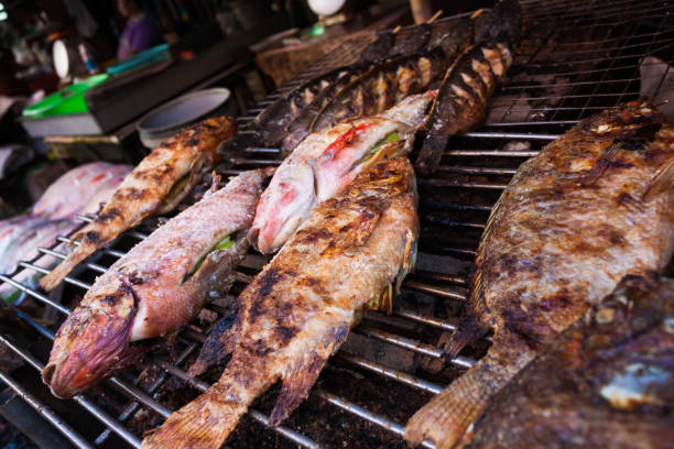 peixe na grelha no mercado de bangkok - bangkok mcdonalds fast food restaurant asia - fotografias e filmes do acervo