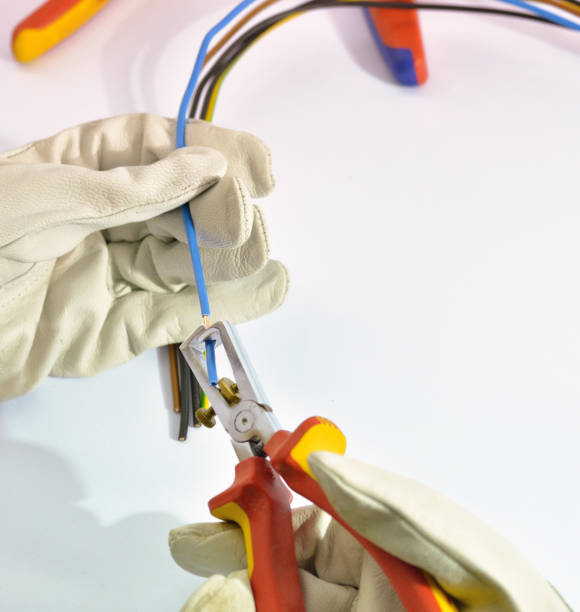 電気技師の手のツールでの作業 - pliers technician cable electrical equipment ストックフォトと画像