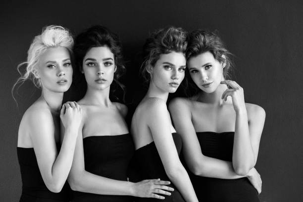 cuatro hermosas chicas con maquillaje - alta costura fotos fotografías e imágenes de stock