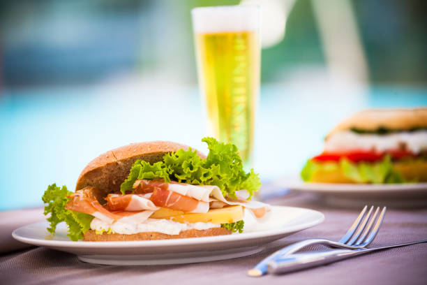 sanduíche e cerveja à beira da piscina - lattuce - fotografias e filmes do acervo