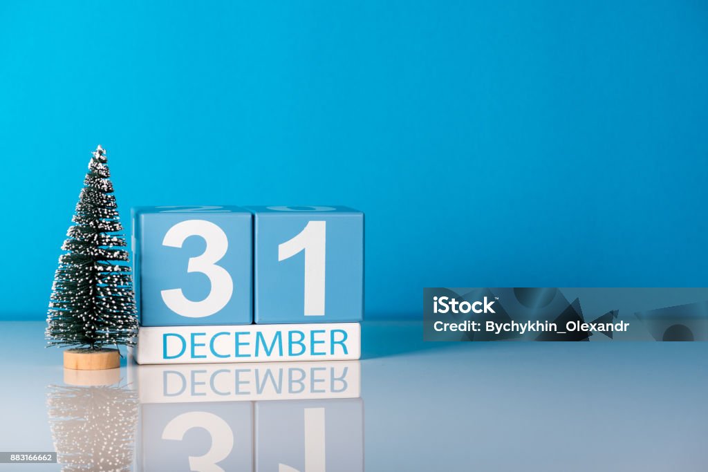 Nouvel an. Décembre 31. 31 jours du mois de décembre, calendrier avec le petit sapin de Noël sur fond bleu. Heure d’hiver. Espace vide pour le texte. Notion de nouvel an - Photo de Décembre libre de droits