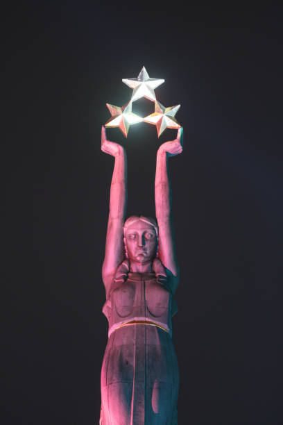closeup da liberdade monumento da letónia no nighttime em meio ao festival "staro riga" - riga baltic countries europe night - fotografias e filmes do acervo