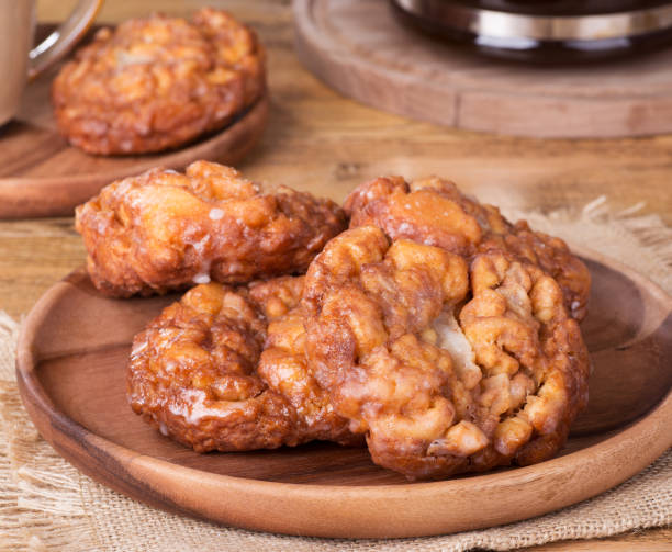 verglaste apfelküchlein - frittiertes gebäck stock-fotos und bilder