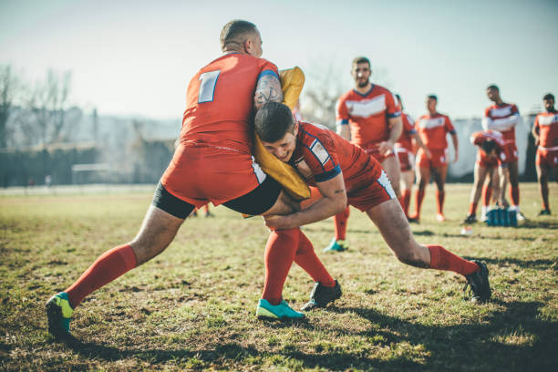 rugby-spieler tun aufwärmübungen - rugby scrum sport effort stock-fotos und bilder