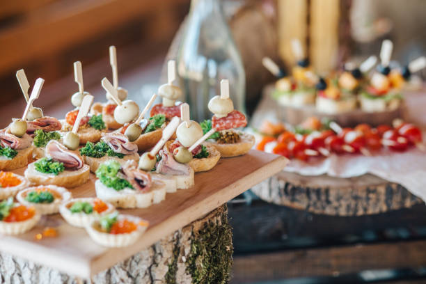 misted garrafa de vodka e tradicional lanche ucraniano - hors d oeuvre - fotografias e filmes do acervo