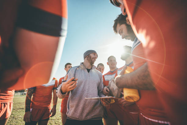 trainer im gespräch mit spielern während der auszeit - sportsman competitive sport professional sport team sport stock-fotos und bilder