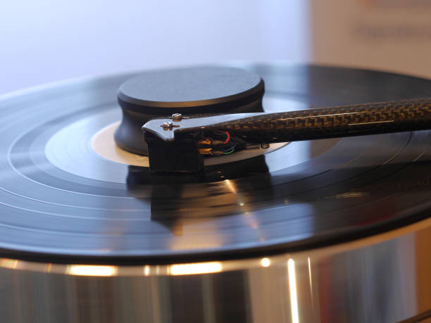 istock Audiophile HiFi turntable player with musical vinyl record. 883270694