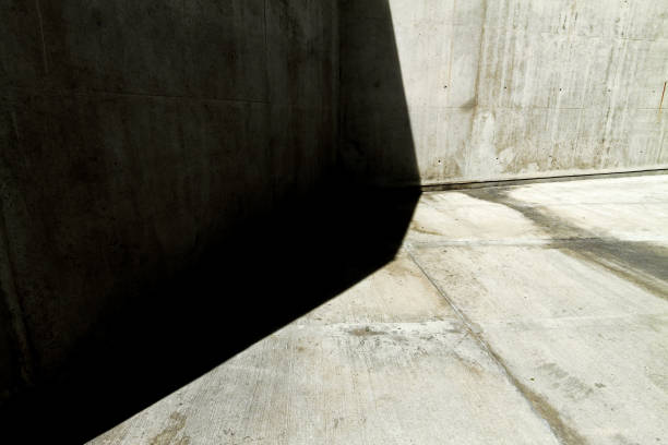 istock Corner of a concrete construction with light and shadow 883313388