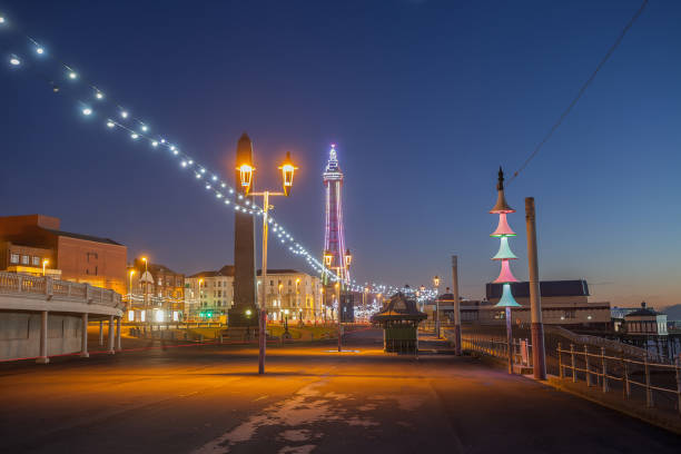 vista de la hora de blackpool azul. - north pier fotografías e imágenes de stock