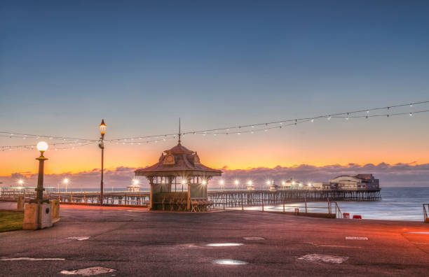 桟橋の夕日。 - blackpool pier ストックフォトと画像