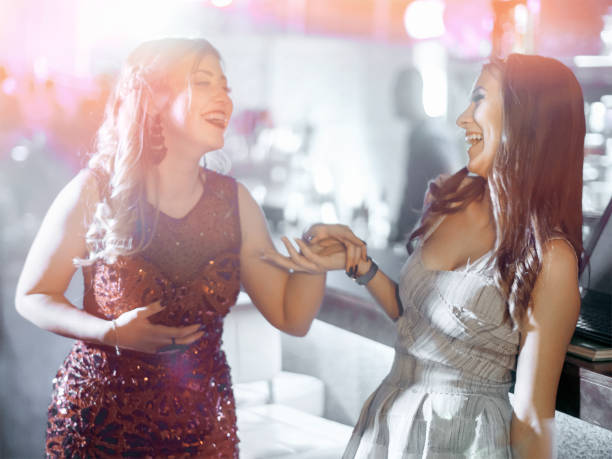 sweet 16 teen fille amis dans la boîte de nuit s’amuser - robe de cocktail photos et images de collection