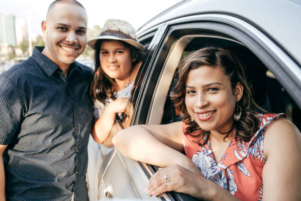 famiglia pronta all'avventura - car insurance women driving foto e immagini stock