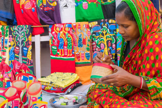 mulher fazendo produtos artesanais - art tribal art traditional culture multi colored - fotografias e filmes do acervo