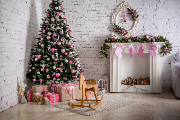 istock Image of chimney and decorated xmas tree with gift 883539472