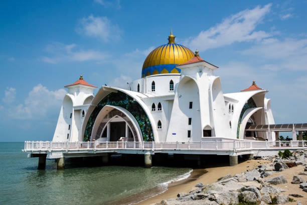 istock Malacca Straits Mosque, Melaka, Malaysia 883545494
