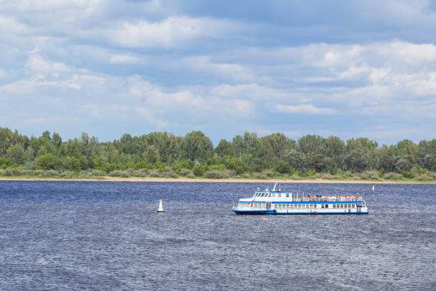 istock Pleasure boat rides tourists 883551646