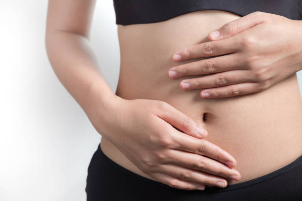 concepto de dieta o embarazo - abdomen humano fotografías e imágenes de stock