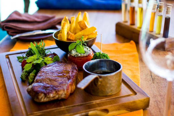 steak and fries on wood plate - red meat meat dish grilled rare imagens e fotografias de stock