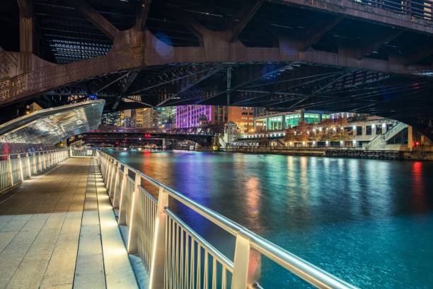 centrum chicago riverwalk - chicago illinois chicago river bridge zdjęcia i obrazy z banku zdjęć