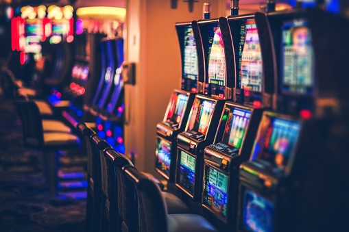 Filas de máquinas tragamonedas de Casino photo