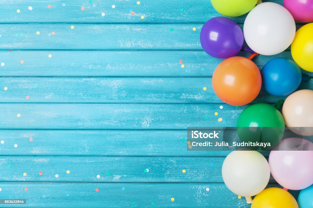 Globos y confeti frontera. Fondo de cumpleaños o fiesta. Tarjeta de felicitación de fiesta. - Foto de stock de Fiesta libre de derechos