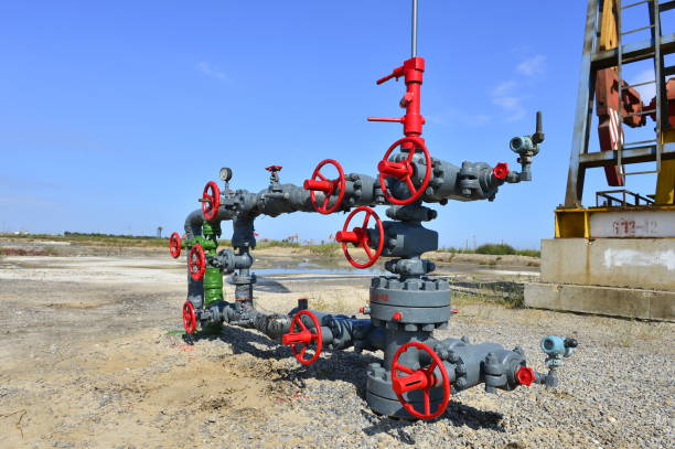 istock The pipe and valve oil fields 883627910