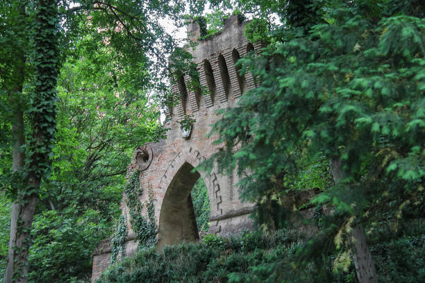 castelo medieval em ruínas em villa sorra. castelfranco emilia, modena, itália - tower treviso veneto palace - fotografias e filmes do acervo