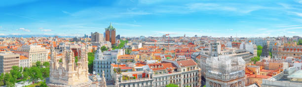 vue panoramique d’en haut sur la capitale de l’espagne-la ville de madrid. - madrid plaza de la cibeles spain panoramic photos et images de collection