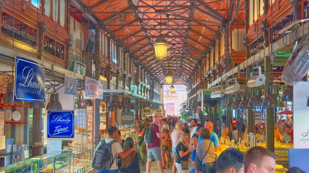 サン ・ ミゲル市場の屋内は、マドリード、スペインにある屋根付き市場です。 - market stall spain fruit trading ストックフォトと画像