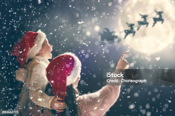 Family Enjoying Christmas - Fotografias de stock e mais imagens de Mágico - Mágico, Natal, Pai Natal