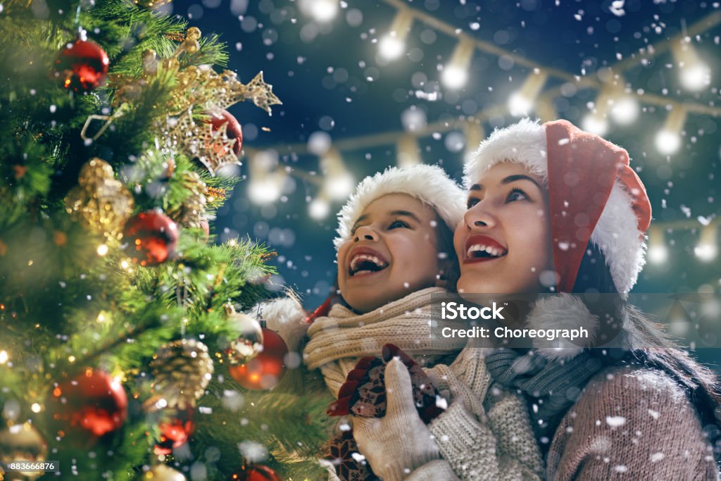 Famiglia che si gode il Natale - Foto stock royalty-free di Natale