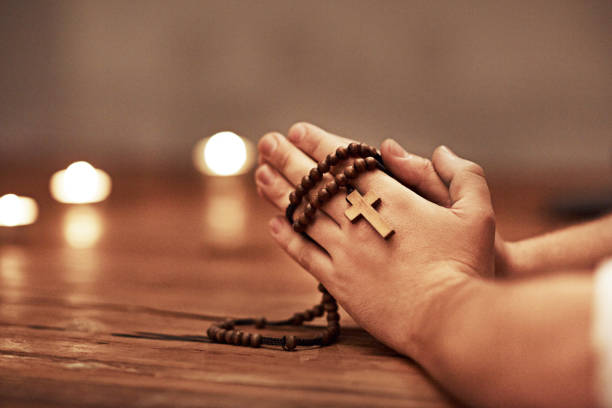 a oração é a única coisa que você obterá através - prayer beads - fotografias e filmes do acervo