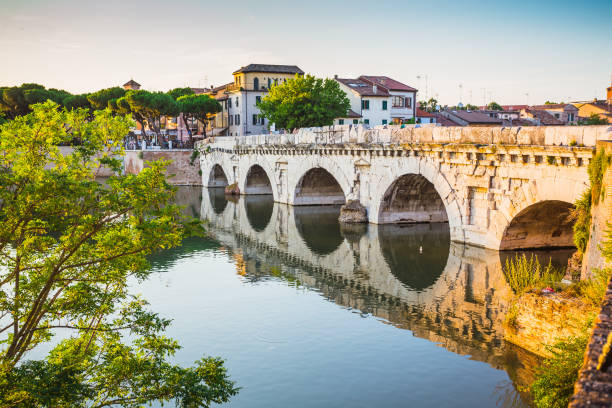 ponte di tiberio a rimini - rimini foto e immagini stock