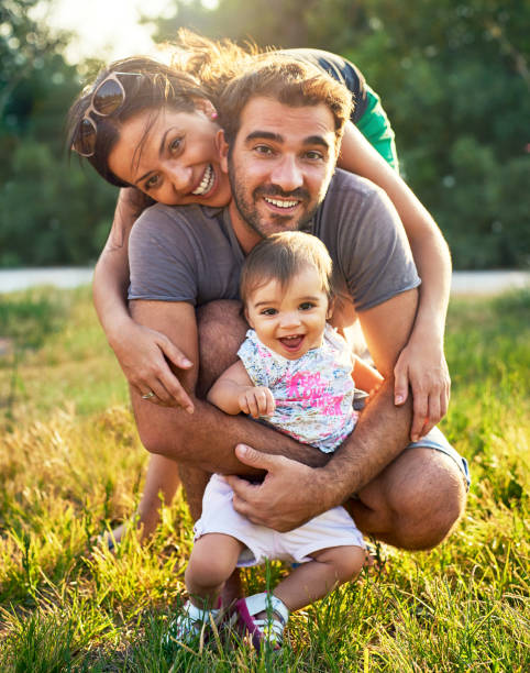 qué es la vida sin familia - park posing family outdoors fotografías e imágenes de stock