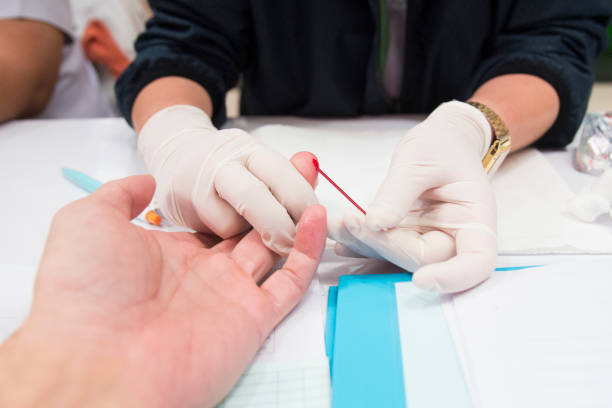 gota de sangre para pruebas de sangre. las enfermeras recogen sangre de donante de sangre para donación de sangre - hiv cell human cell retrovirus fotografías e imágenes de stock