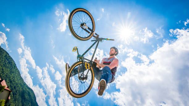 istock Man enjoying dirt jumping sport 883730932
