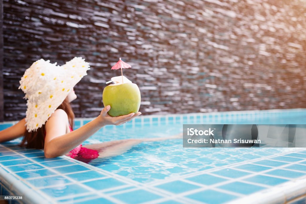 Jeune femme asiatique relaxante. - Photo de Activités de week-end libre de droits