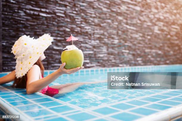 Photo libre de droit de Jeune Femme Asiatique Relaxante banque d'images et plus d'images libres de droit de Activités de week-end - Activités de week-end, Adulte, Beauté