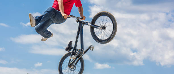 istock Man enjoying dirt jumping sport 883731892